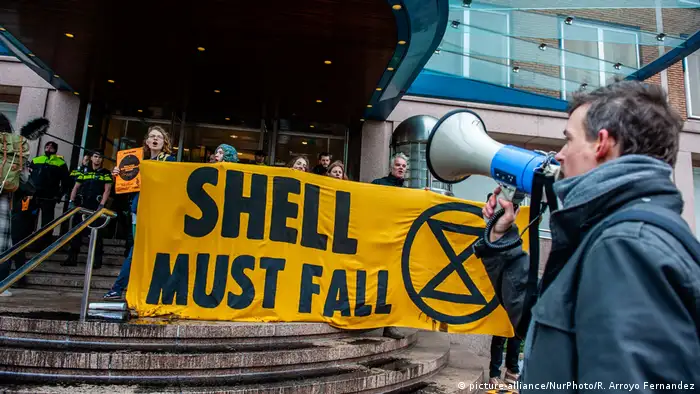 Niederlande Den Haag | Klimaaktivisten blockieren Eingang der Shell-Hauptverwaltung