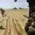 Un militar estadounidense busca minas antipersona en Afganistán.