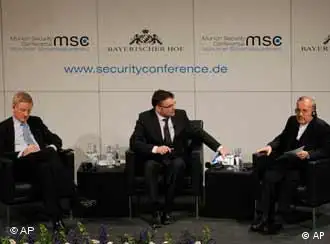 图为伊朗外长莫塔基(右)在慕尼黑国际安全会议上参加讨论