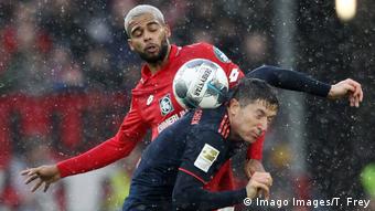 St. Juste battling with Robert Lewandowski in Mainz's game against Bayern Munich