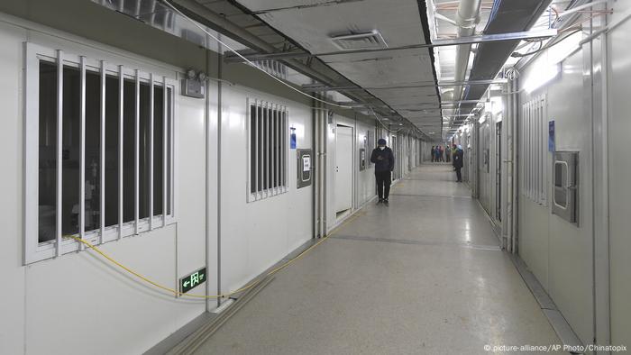 China Wuhan | Coronavirus | Baustelle neues Huoshenshan-Krankenhaus (picture-alliance/AP Photo/Chinatopix)