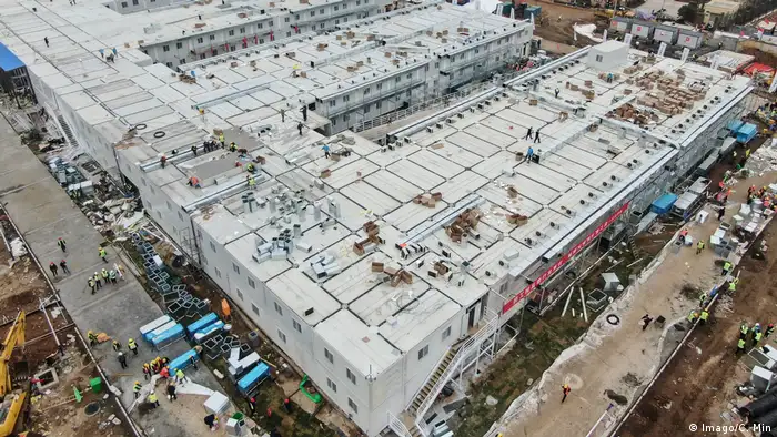 China, Wuhan: Notfall-Krankenhaus in zehn Tagen erbaut (Imago/C. Min)
