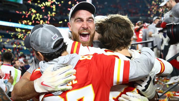 El capitán del Kansas City festeja luego de que su club venciera al San Francisco 49ers. (2.01.2020).