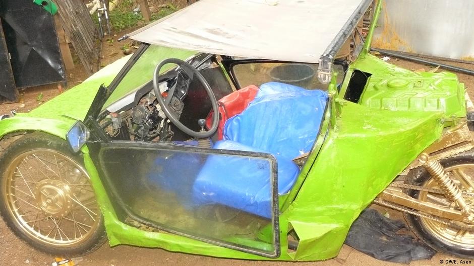 Un jeune mécanicien construit un tricycle "Made in Cameroun" DW 03