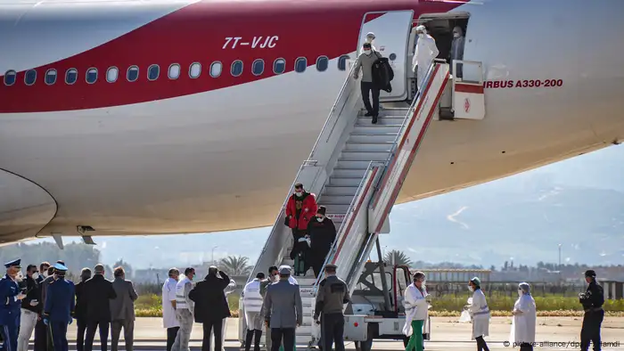 Algerien Algier | Passagiere aus Algerien, Libyen und Mauretanien Flugzeug nachdem Sie aus China ausgeflogen wurden (picture-alliance/dpa/F. Hamdi)