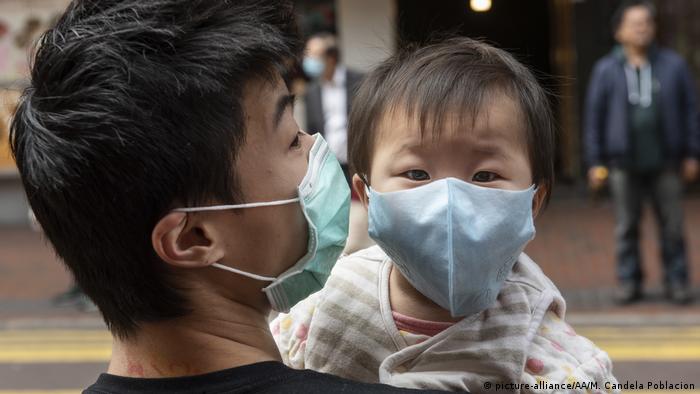 Hongkong | Vater und Sohn mit Atemschutzmaske