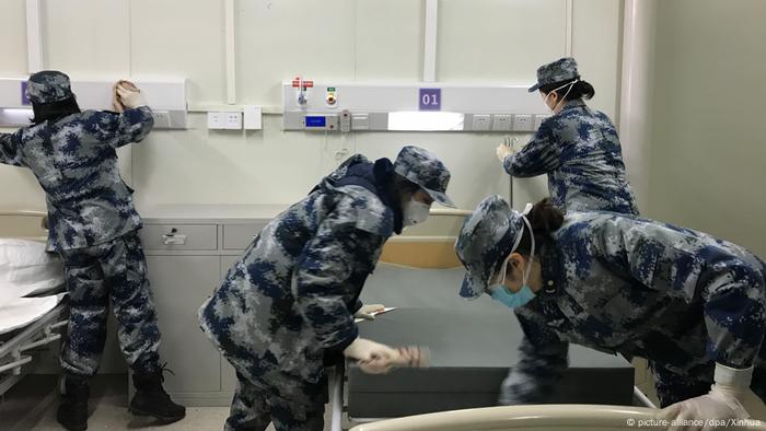 China Wuhan | Medizinisches Personal im Huoshenshan-Krankenhaus testet Einrichtungen (picture-alliance/dpa/Xinhua)