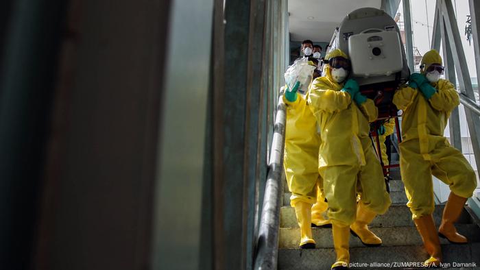 Indonesien Medan | Übungseinsatz zur Vorbereitung für Corona-virus infizierte Patienten