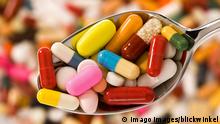 auf einem Loeffel liegen viele bunte Tabletten, Tablettensucht, Medikamentensucht, Abhaengigkeit many colorful pills on a spoon, addiction to pills BLWS550960 Copyright: xblickwinkel/McPHOTO/BilderBoxx 