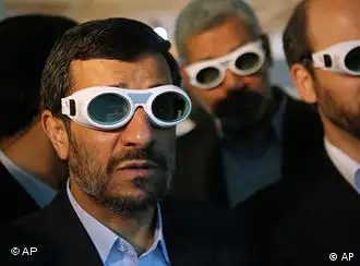 伊朗总统2010年2月7日戴着防护眼镜参观德黑兰举行的伊朗激光科学展
