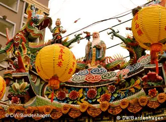Ungebrochene Traditionen: Mtten in Taipeh stehen buntverzierte Tempel *** Bilder aus Taiwan von Klaus Bardenhagen für die DW, Februar 2010