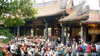 Religiöse Zeremonie im Longshan-Tempel in Taipeh