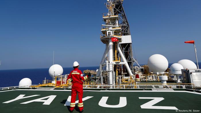Ein Ingenieur auf dem Hubschrauberlandeplatz des türkischen Bohrschiffs Yavuz im östlichen Mittelmeer vor Zypern