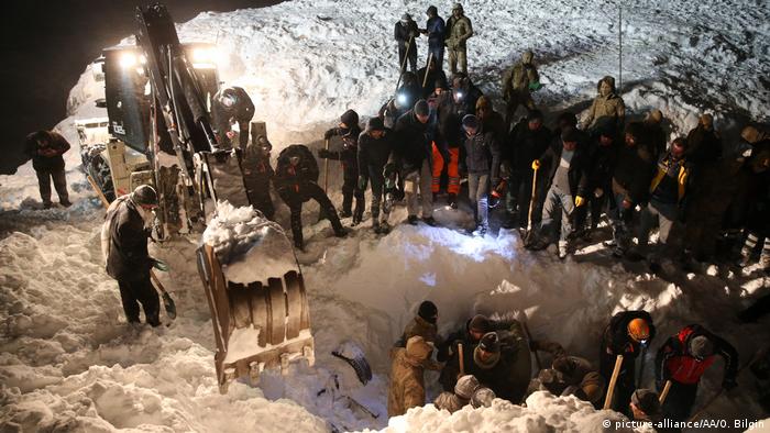 Trabajadores de rescate cavando nieve en el lugar de la avalancha.  (Imagen-Alianza/AA/O. Bilgin)