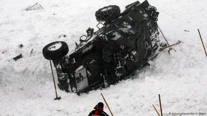 Un vehículo volcado está atascado en la nieve.  (Picture Alliance/AA/O.Bilgin)