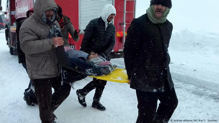 Des opérations de sauvetage sont menées près de Bahcesehir, dans la province de Van, dans l'est de la Turquie.  (photo-alliance/AP/Iha/Y. Sonmez)