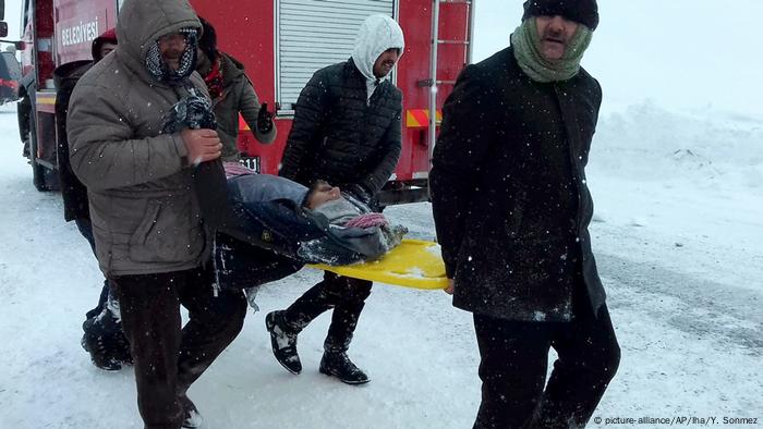 Rescue operations being carried out near Bahcesehir in the Van province of eastern Turkey. (picture-alliance/AP/Iha/Y. Sonmez)