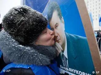 乌克兰一女选民亲吻选举牌上的亚努科维奇