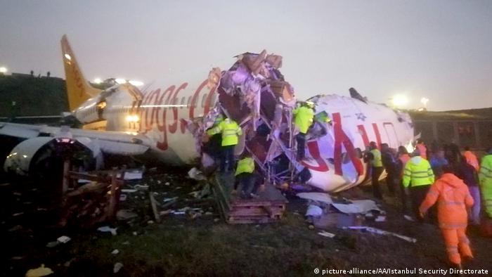 Самолет авиакомпании Pegasus Airlines после жесткой посадки