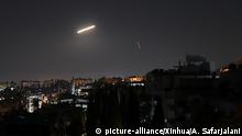 (200206) -- DAMASCUS, Feb. 6, 2020 (Xinhua) -- Syrian air defense missile is seen in the sky over Damascus, capital of Syria, Feb. 6, 2020. Syria's air defense was triggered early Thursday by a fresh Israeli missile attack over the capital Damascus, Syrian state TV reported. The missiles, launched from the Israeli-occupied Golan Heights, targeted areas west of Damascus, as people there heard powerful explosions, said the report. The air defense intercepted several missiles, and the exact targets are not clear, it said. (Photo by Ammar Safarjalani/Xinhua) | Keine Weitergabe an Wiederverkäufer.