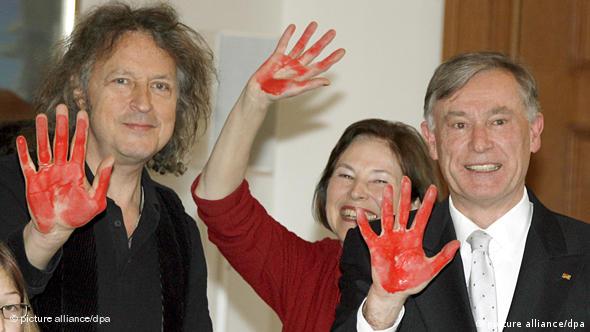 Sänger Wolfgang Niedecken (l), Eva Luise Köhler und Bundespräsident Horst Köhler zeigen ihre rotgefärbten Hände, nachdem sie 2009 an der Aktion Red Hand Day teilgenommen haben - anlässlich des weltweiten Aktionstags gegen Kindersoldaten. Foto: dpa