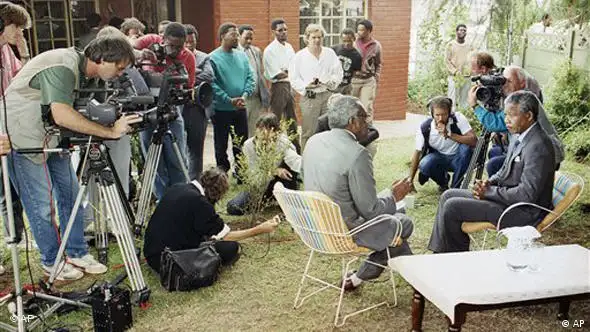 Journalists interview Nelson Mandela