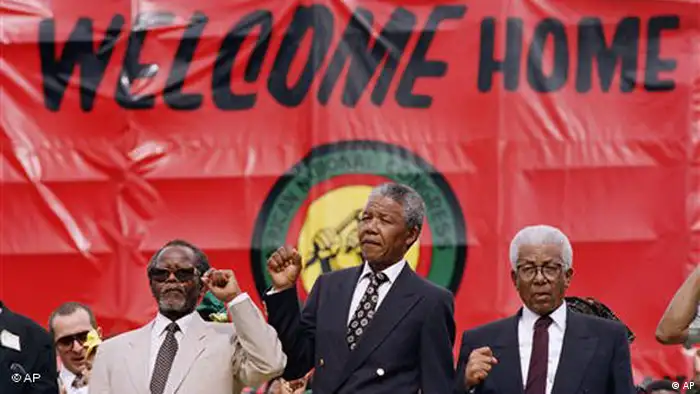 Oliver Tambo (links) und Walter Sisulu (rechts) zählen zu den engsten Weggefährten Mandelas.(AP Photo/John Parkin)