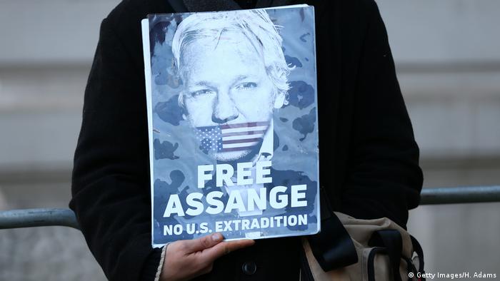 In London hält ein Demonstration ein Photo von Julian Assange