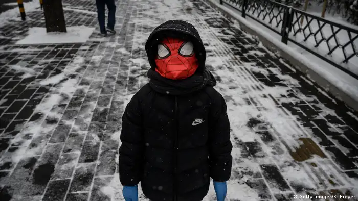 BdTD China Peking Junge mit Spiderman-Maske