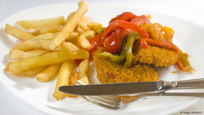 BG Politisch inkorrektes Essen l Schnitzel mit Zigeunersauce - Zigeunerschnitzel (Imago/INSADCO)