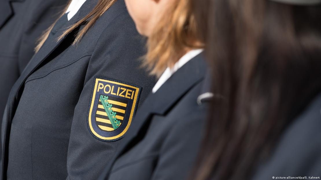 Svečanost završetka policijske obuke gdje se vidi samo uniforma novih policijskih službenica s grbom policije pokrajine Saske na lijevom rukavu svečane uniforme