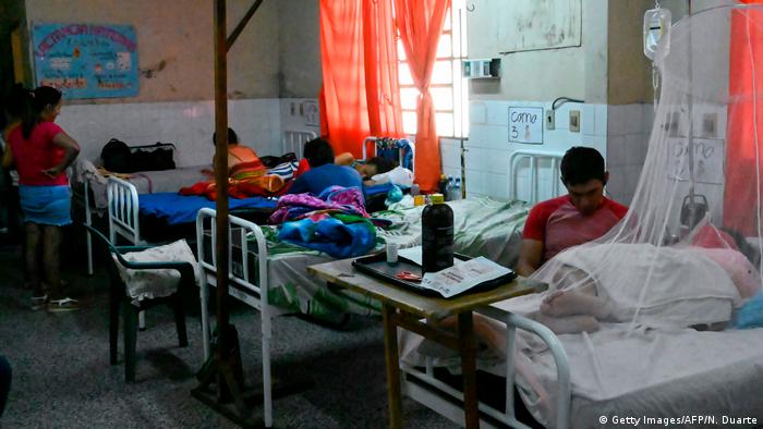 Pacientes con dengue en el hospital de Nemby, Paraguay. 