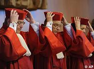 Richter in roten Roben (Foto: AP)