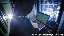 Ein Binaercode wird auf den Bilschirm eines Laptops angezeigt. Im Hintergrund sind die Server in einem Rechenzentrum zu erkennen. Berlin, 12.01.2018. Berlin Deutschland *** A binary code is displayed on the screen of a laptop In the background are the servers in a data center to identify Berlin 12 01 2018 Berlin Germany PUBLICATIONxINxGERxSUIxAUTxONLY Copyright: xThomasxTrutschel/photothek.netx 