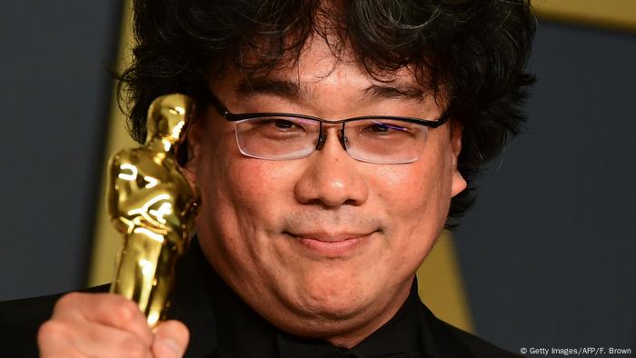 El director de Parasite, Bong Joon-ho, sostiene su Óscar a la Mejor Dirección.