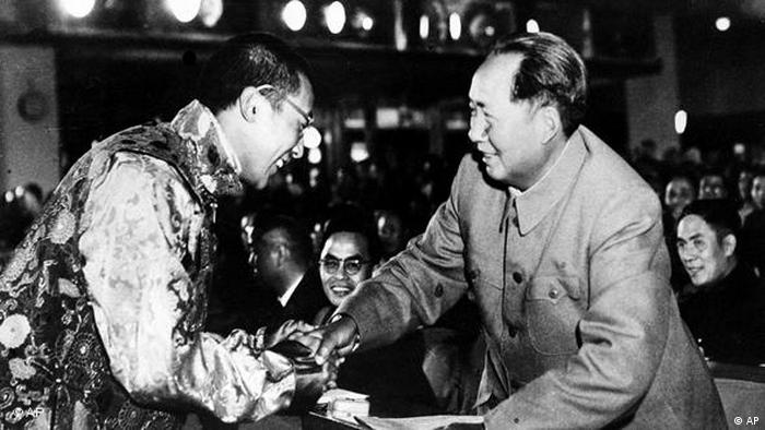 През 1954 година Далай Лама прави посещение на добра воля в Пекин, където се среща с китайския ръководител Мао Дзедун и участва в първото заседание на Китайския народен конгрес. Но приятелството си остава илюзия. Китай потушава тибетското въстание, през 1959 Далай Лама е принуден да бяга в изгнание, а Пекин лишава Тибет от все повече автономни права. 
