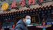 Warga Beijing kenakan masker Warga Beijing kenakan masker