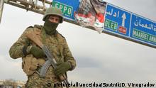 10.02.2020, Syrien, Maarat Al-Numan: 6161334 10.02.2020 A Syrian army soldier stands near a traffic sign in the city of Maarat al-Numan, located on the M5 international Damascus-Aleppo highway and liberated from Islamic State militants during the the Syrian military operation, 33 km south of Idlib, Syria. The Syrian army has restored full control over the M5 highway linking the capital Damascus with Aleppo for the first time since 2012. Dmitriy Vinogradov / Sputnik Foto: Dmitriy Vinogradov/Sputnik/dpa |