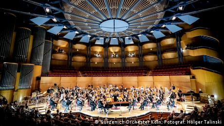 Innenraum mit Bühne der Kölner Philharmonie. Beethovenprogramm Francois Xavier Roth Allein Freyheit mit dem Gürzenich Orchester Köln