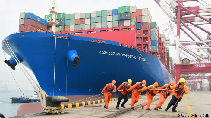 China Containerschiff im Hafen von Qingdao