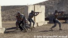 ARCHIV 2010 *** Iraqi police officers under the supervision of NATO, run with their rifles during a training session at a military base in Baghdad's airport on December 01, 2010. AFP PHOTO/ ALI AL-SAADI (Photo credit should read ALI AL-SAADI/AFP via Getty Images)