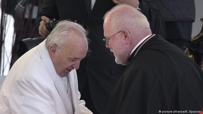 Franziskus und der Vorsitzende der Deutschen Bischofskonferenz, Reinhard Marx, im April 2017 im Vatikan (Foto: picture-alliance/S. Spaziani)