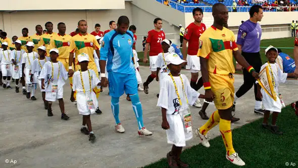 Benins Fußballkapitän Damien Chrysostome, zieht mit seiner Mannschaft beim Afrika Cup in Angola ins Stadio von Benguela ein (Foto: AP)