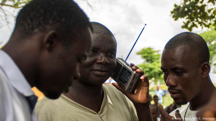 Liberia: Radiohörer in Monrovia