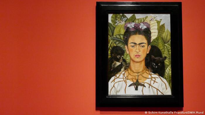 Selbstportrait von Frida Kahlo an roter Wand