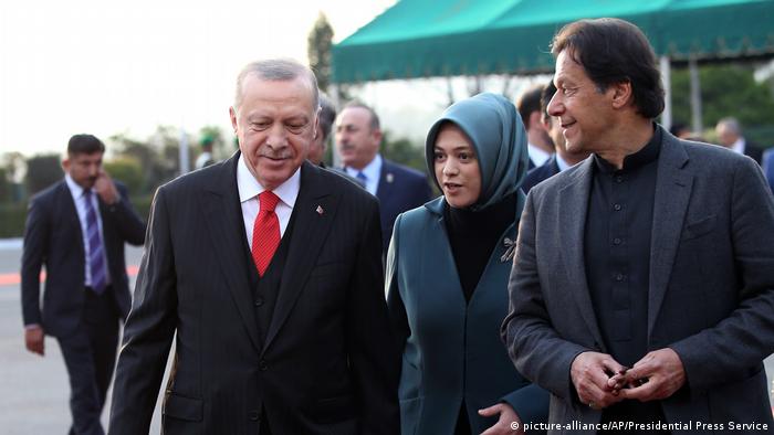 Turkish President Erdogan (left) talking to Pakistani PM Imran Khan