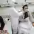 Лікар перевіряє стан здоров'я у хворих на коронавірус в лікарні в Ухані