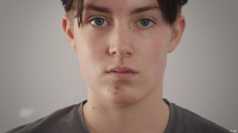 Junger Teenager Erforscht Seinen Körper Junger Teenager Erforscht Seinen Körper