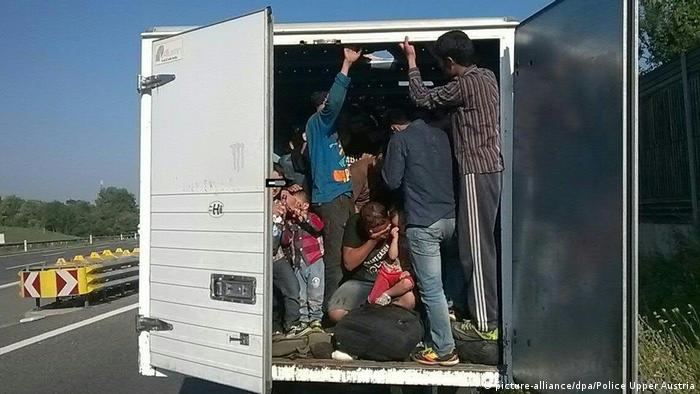 كثيراً ما يلجأ المهربون إلى استخدام وسائل التواصل الاجتماعي للتواصل مع المهاجرين، حيث يعتبر فيسبوك وفايبر وواتساب الأبرز في الاستخدام من قبل المهربين للإعلان عن خدماتهم.