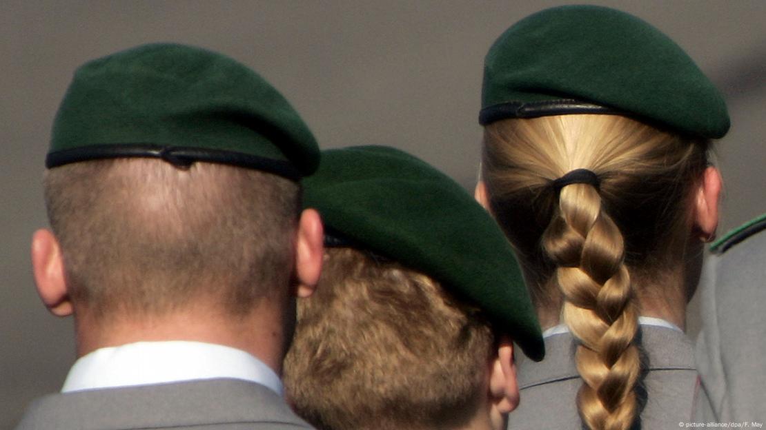 Zwei Hinterköpfe von hinten, ein Mann in Bundeswehruniform und eine junge Frau